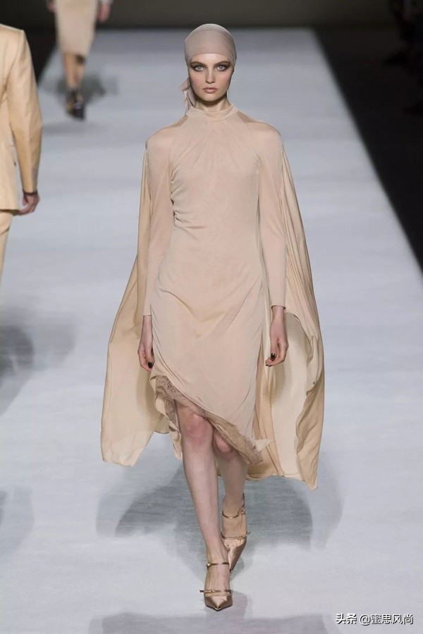 丝巾的正确佩戴方式,丝巾的正确佩戴方法