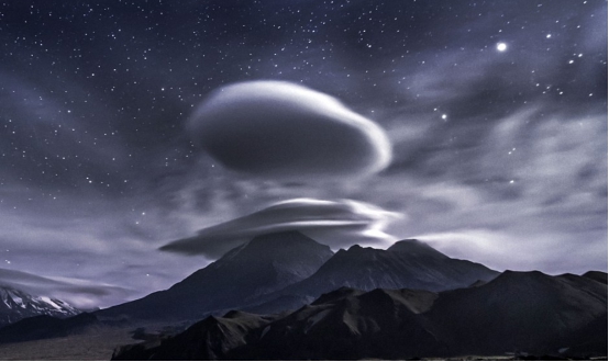 日本东京上空浮现神秘人脸,日本东京上空浮现神秘大脸木偶