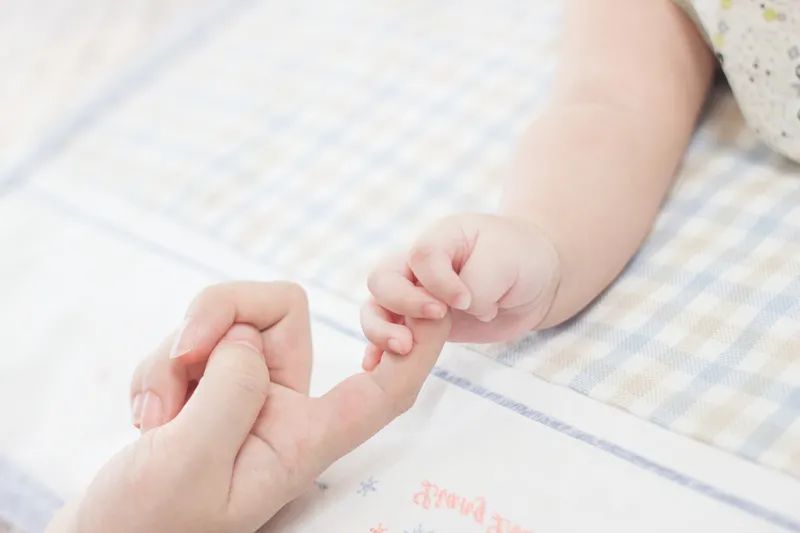 卖亲生孩子属于违法吗,亲生父母卖孩子犯法吗