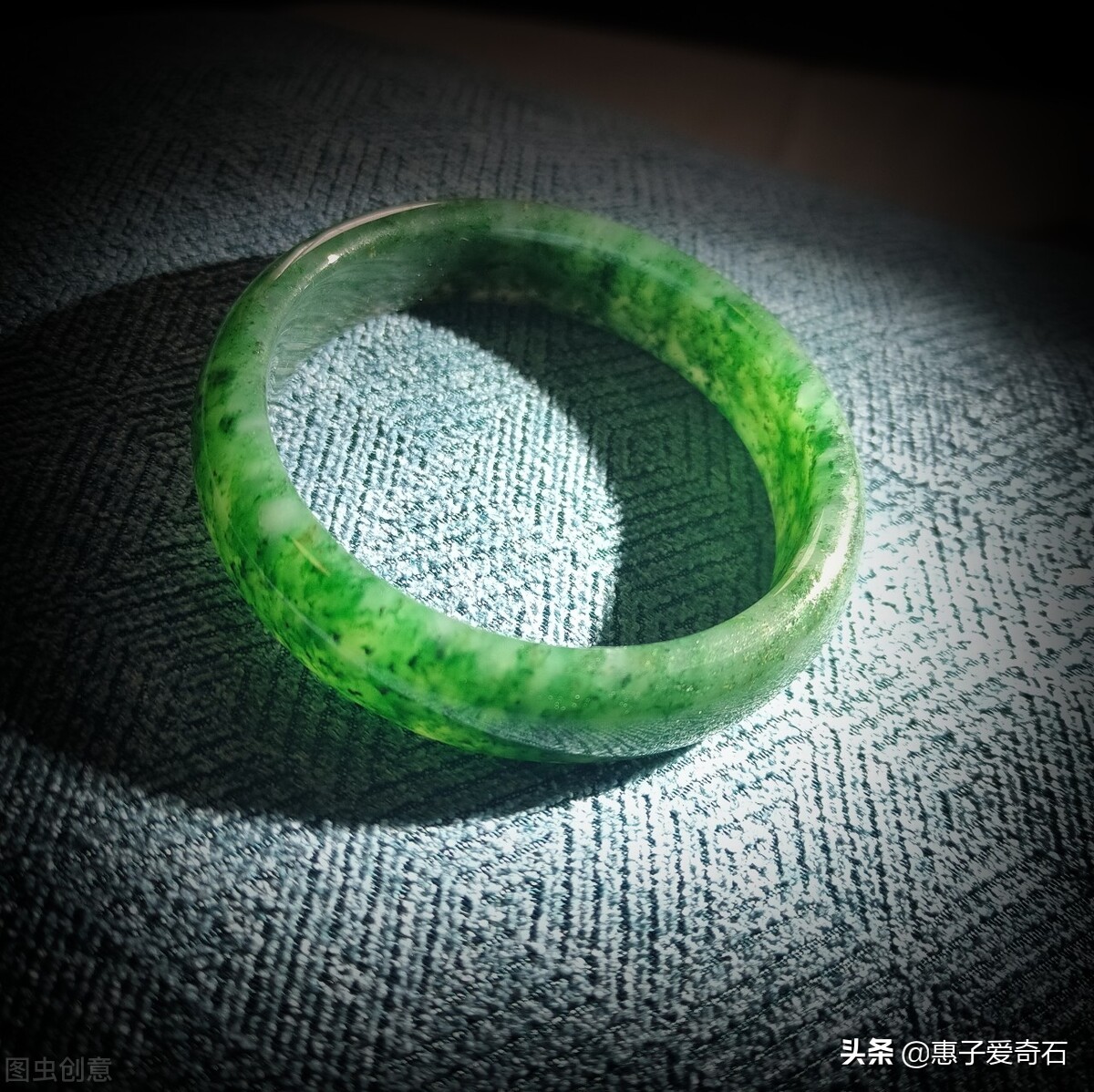 假翡翠是用什么石头做的,假的翡翠是用什么做的