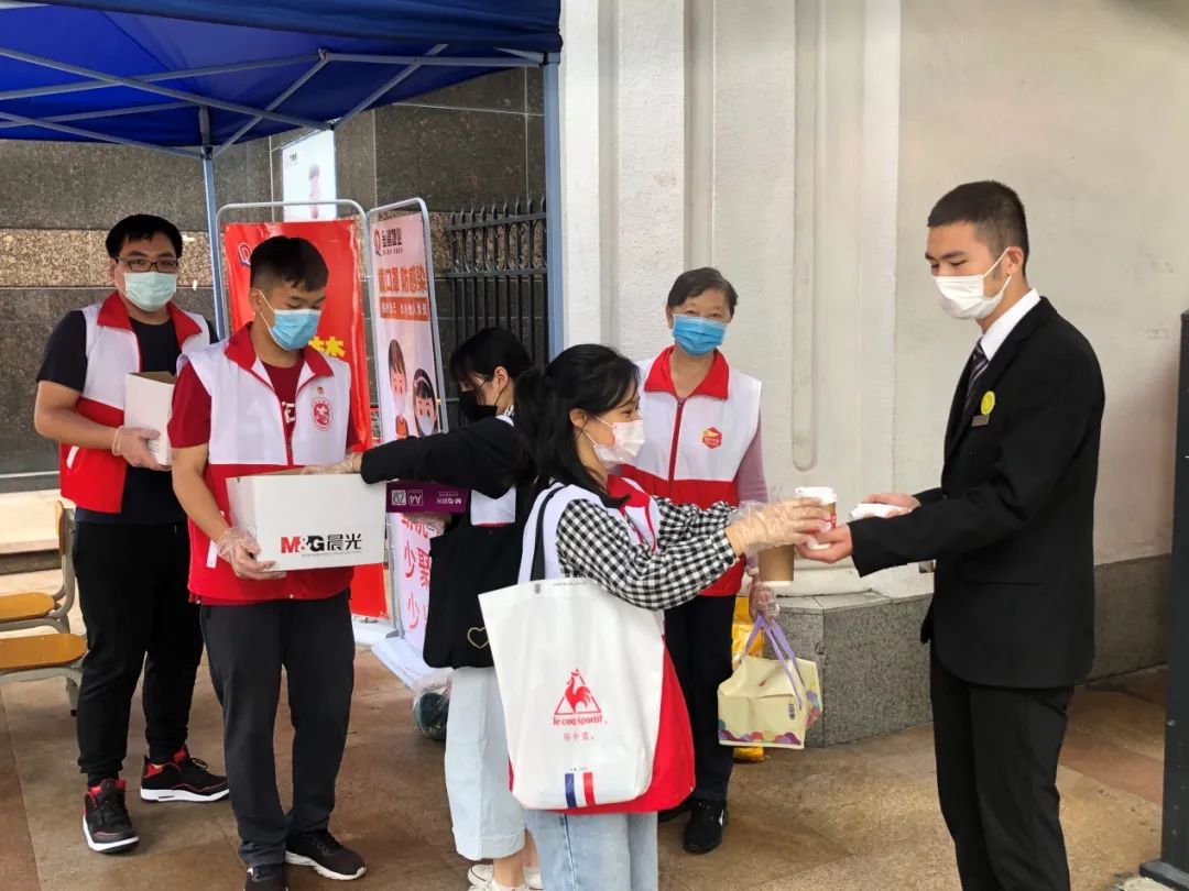 海珠|超赞!派口罩、送凉茶、防疫心理咨询……瑞宝街蜂巢*党**建线上+线下多重暖心服务