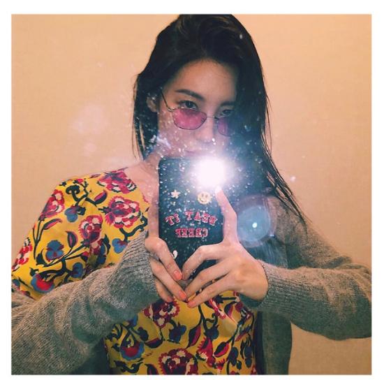 被韩国第一腿精吊打，卫衣+自行车裤“上松下紧”显高挑，真会穿