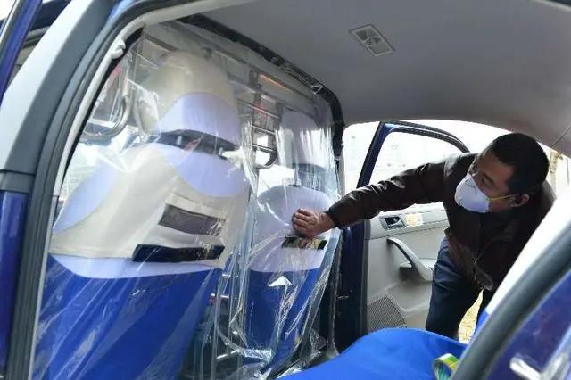 降低司乘间交叉感染风险！石家庄为出租车、网约车安装防疫“隔离舱”