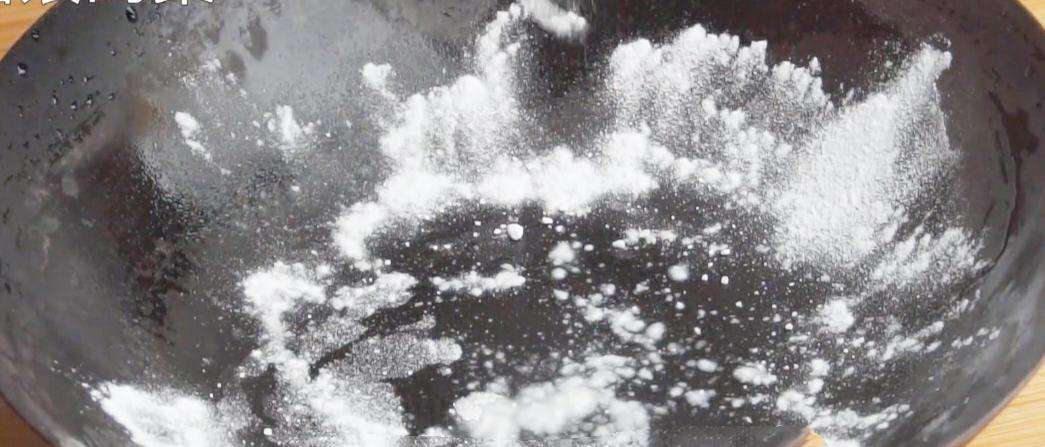 超简单的方法让铁锅不生锈不粘锅,生锈的铁锅别扔了学会这个小窍门