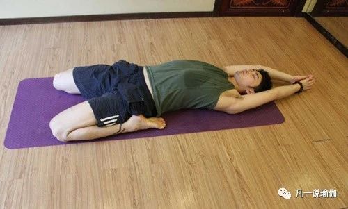 卧英雄式腰下不去说明什么,卧英雄式躺不下去的原因