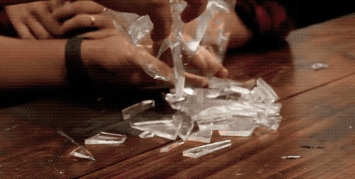 电影里用啤酒瓶“爆头”,是真的玻璃瓶吗?