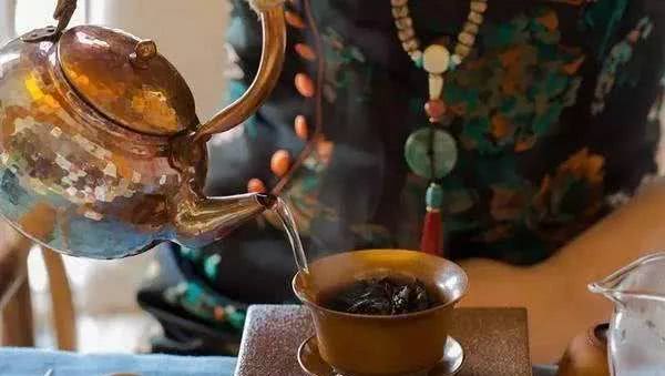 为什么喝茶会出现口干舌燥,为什么喝茶会口干口臭