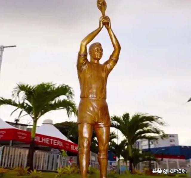 足球老球星全场巨幅画像,球迷看见足球球星的反应