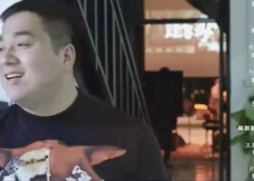 不是自己的脸就随便化！易烊千玺给自己化妆很细致，给胖虎就不同