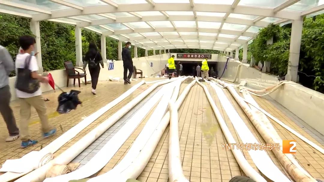 约200辆车泡了一整天，路上淤泥堆积难以通行，西市区为何淹积水那么严重？