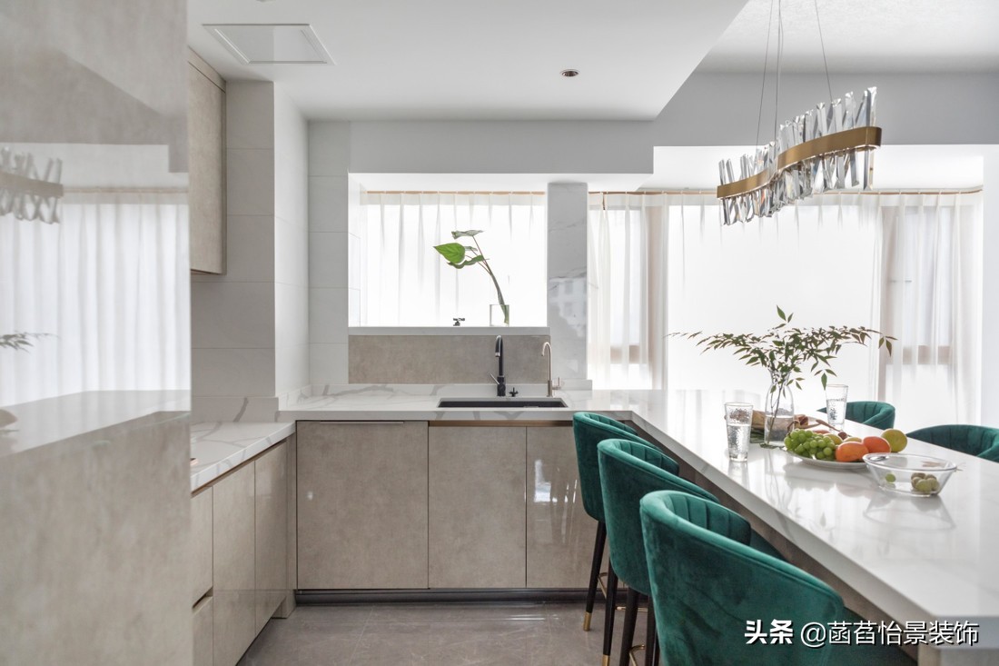 130平轻奢暖色风格,130平暗灰风格