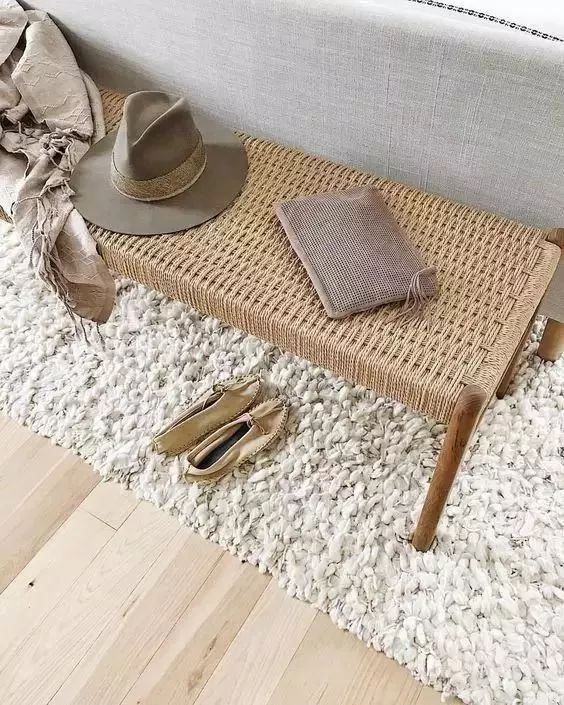 单卧室床尾简约布置,卧室贴墙布床头床尾两种颜色搭配