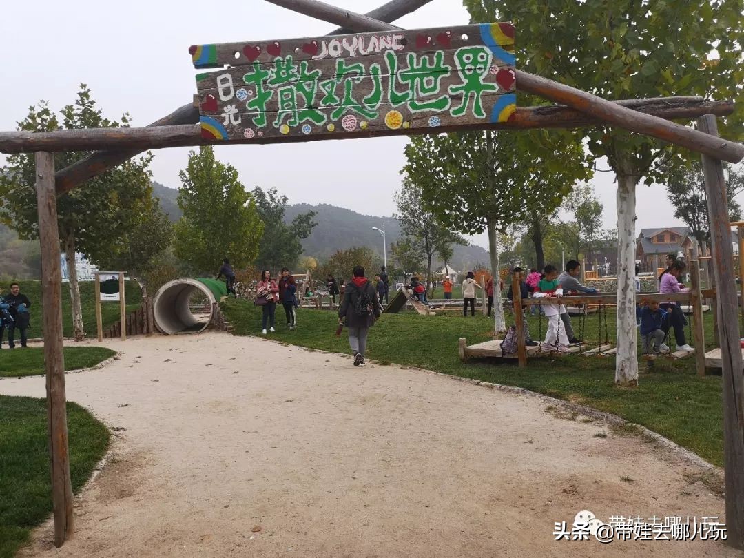 住别墅、滚草坪、躺在床上看电影，密云轻奢营地的花样玩法