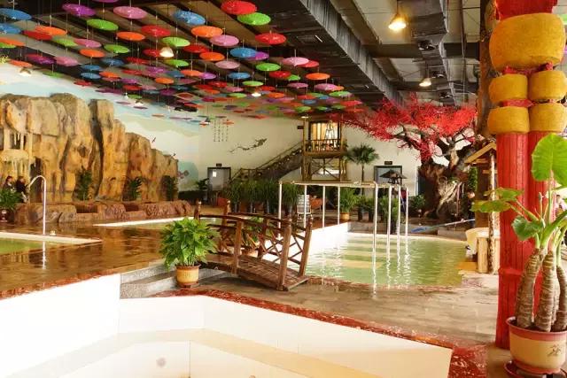 过年放下手机陪家人打牌,过年回家和朋友一起打麻将