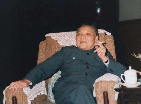 1988年,在大会上“请小平同志不要吸烟”的女人,后来怎样了