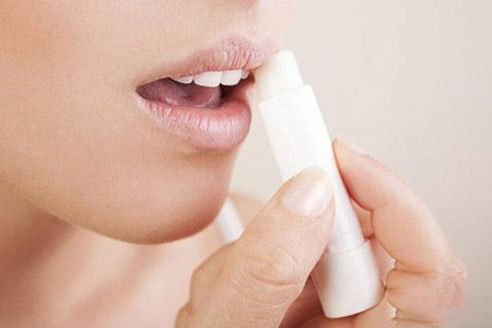 冬季嘴唇干裂出血怎么办？这些小妙招还你水润嘟唇！