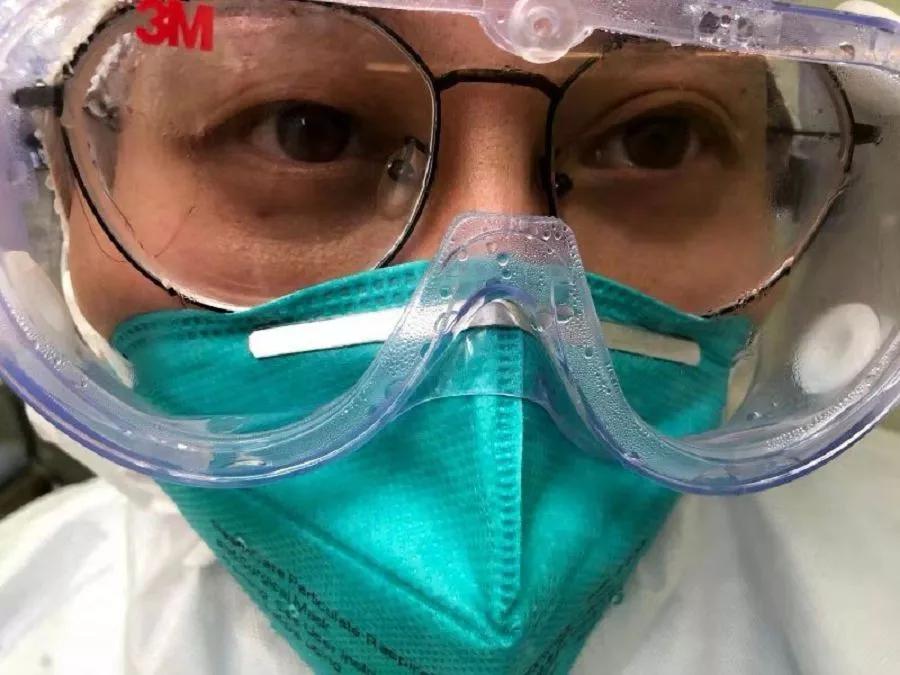 “拼命石娘”寸步不离陪护发热病人8小时