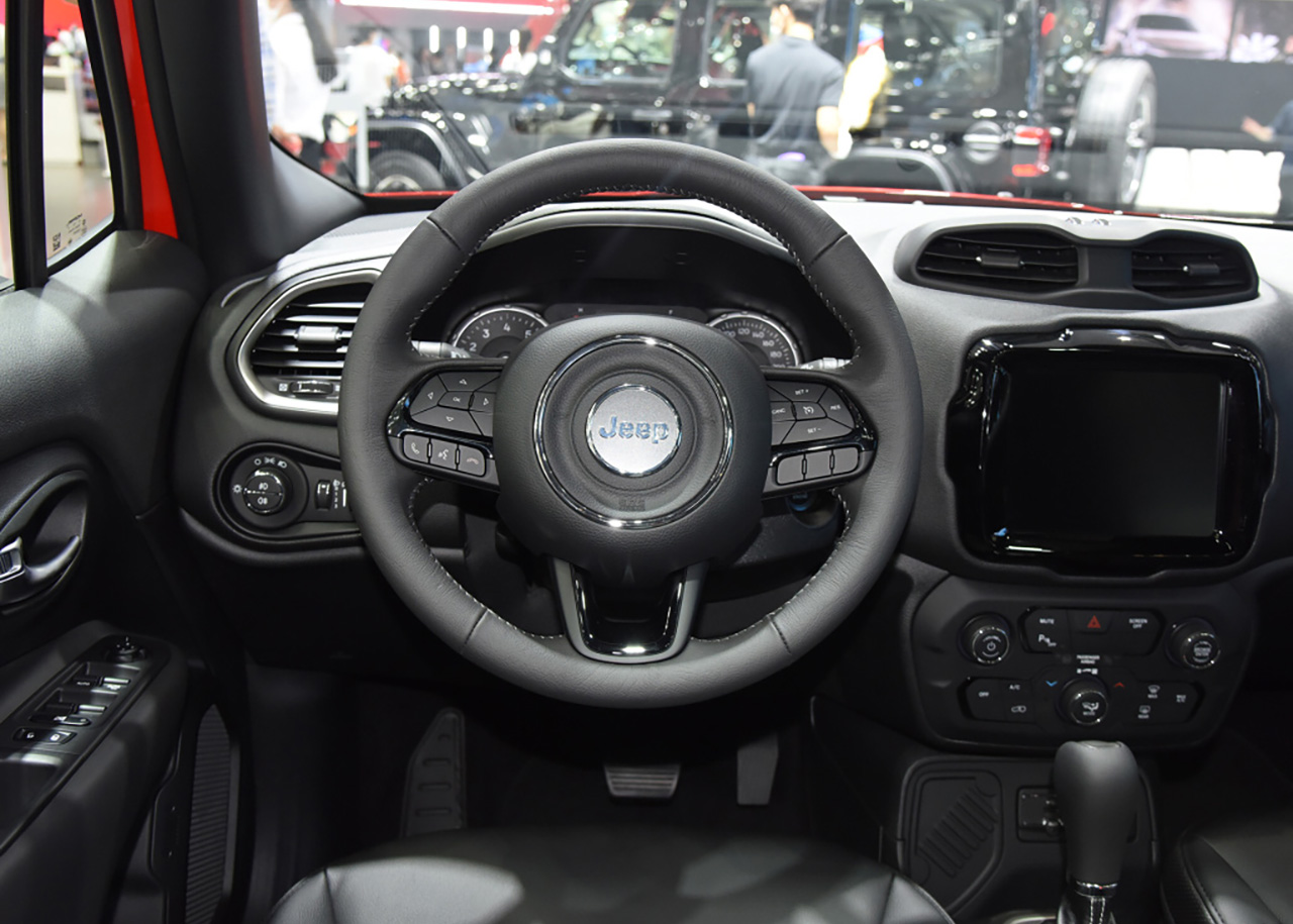 吉普自由侠还值不值得入手,适合女生的小型吉普