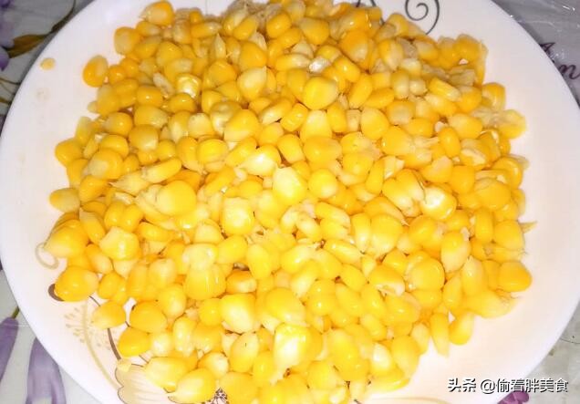 玉米烙只煎一面吗,玉米烙刚开始做为什么不粘