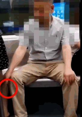 变态男地铁内*拍偷**女生裙底，警方：拘留7天，罚款500元！