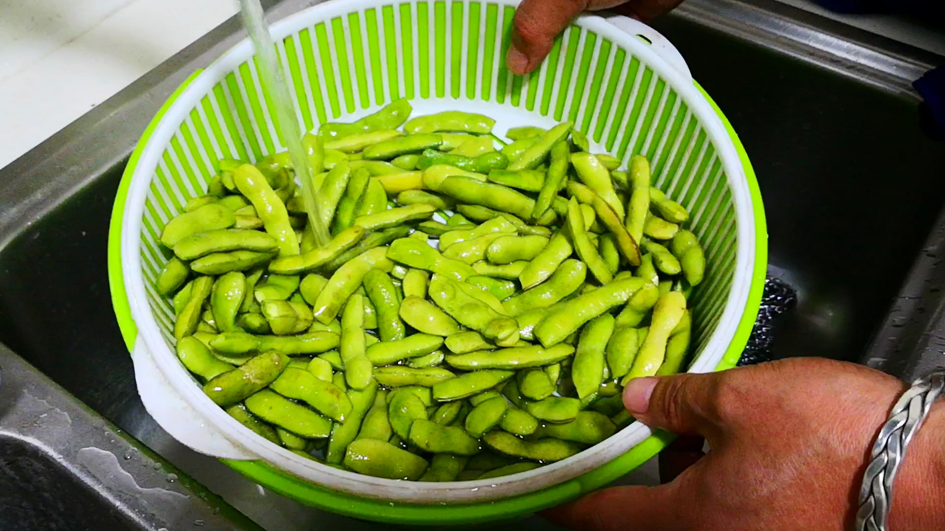 煮毛豆最忌直接下锅,煮毛豆的时候加什么不变黑