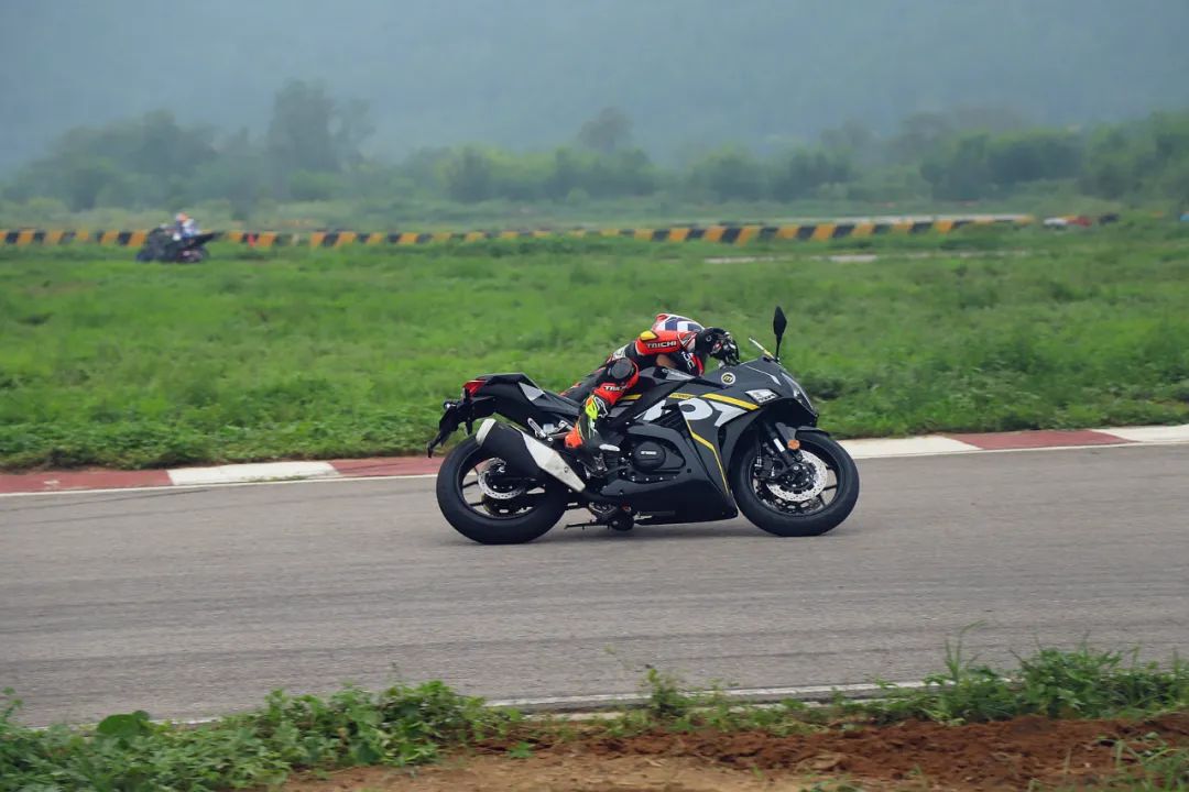 魅影s450摩托车测评,无极250rr和诺马魅影255s哪个质量好