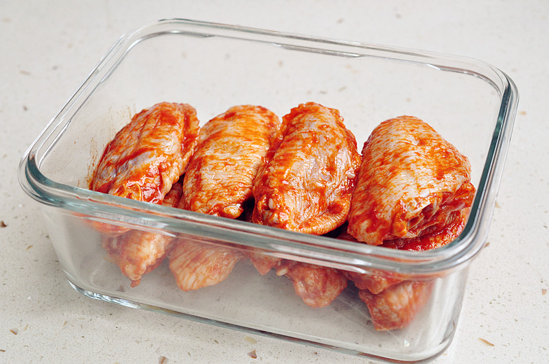 鸡翅放进面包机，然后就等吃了，不怕油星四溅，更不担心烤糊烤焦