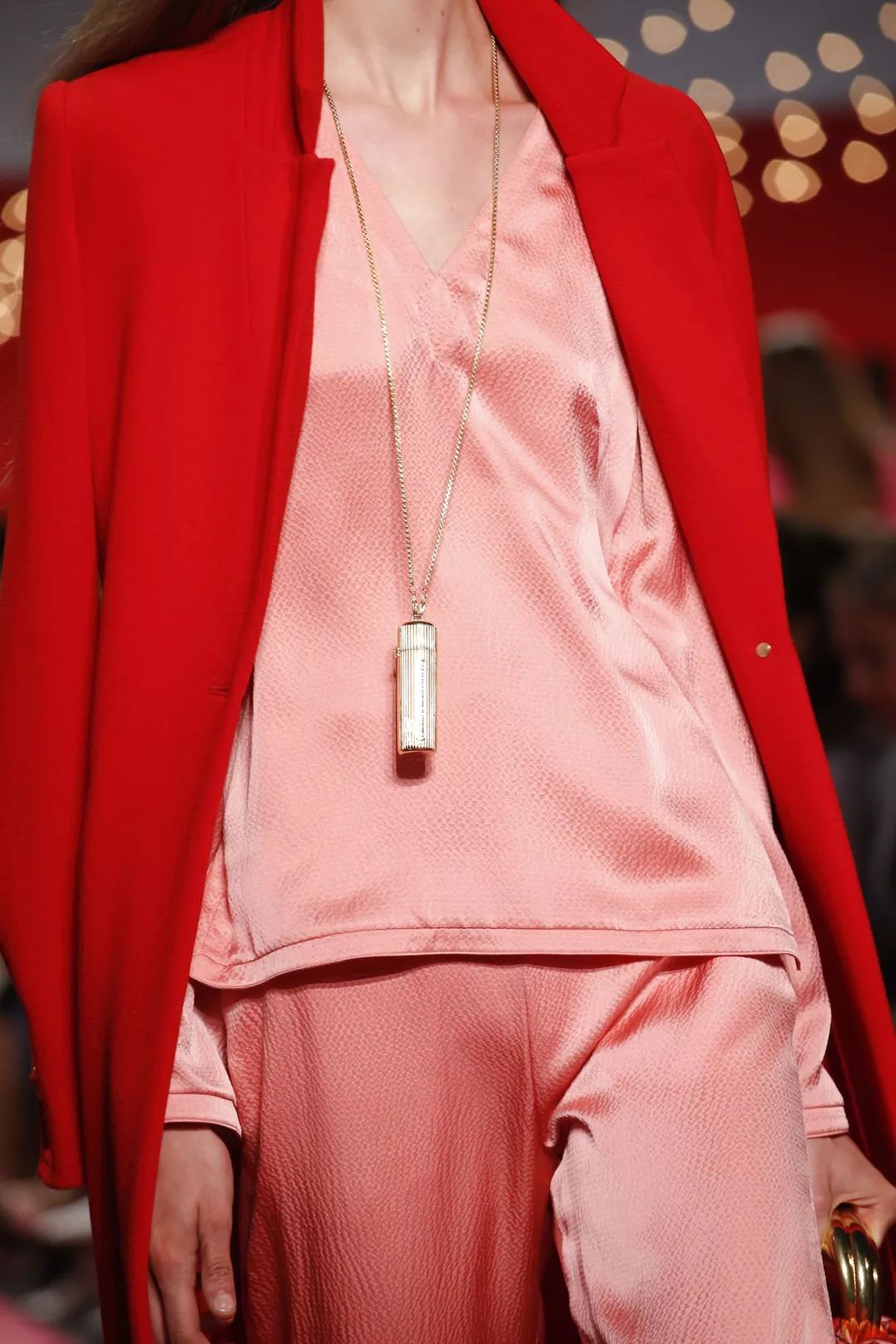 大饰所趋？不，现在时尚圈流行迷你套，连李佳琦都带货了