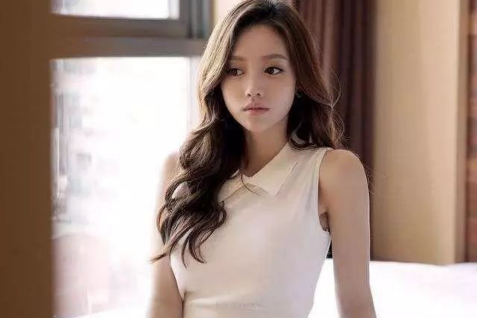 对面漂亮女邻居的行为让我看清了她的目的，果断选择了搬家远离