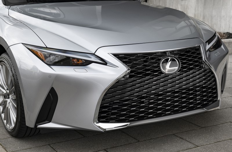 B级车别乱选，雷克萨斯IS品质可靠，档次足，没买车的别着急