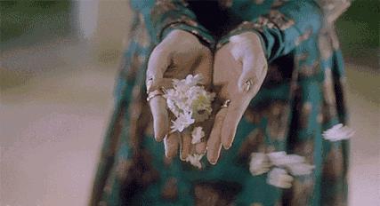 女子因为男友提分手欲轻生,女孩被渣男抛弃选择轻生