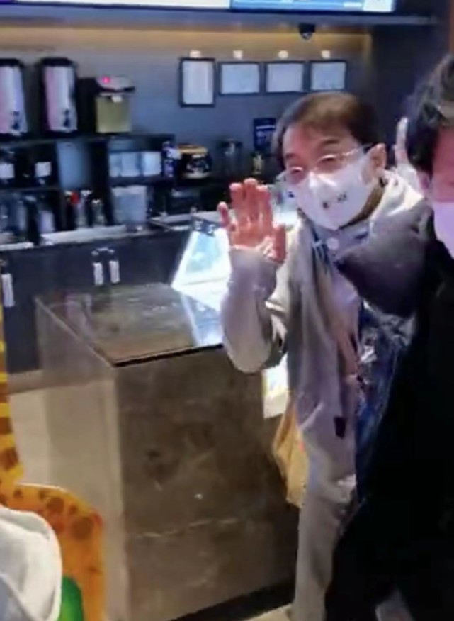 成龙宣传电影腰伤,成龙腰伤复发走路图片