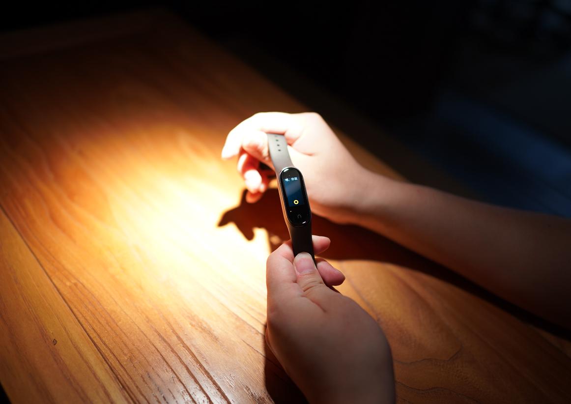 小米手环4使用全过程,小米手环4第一次使用不能开机