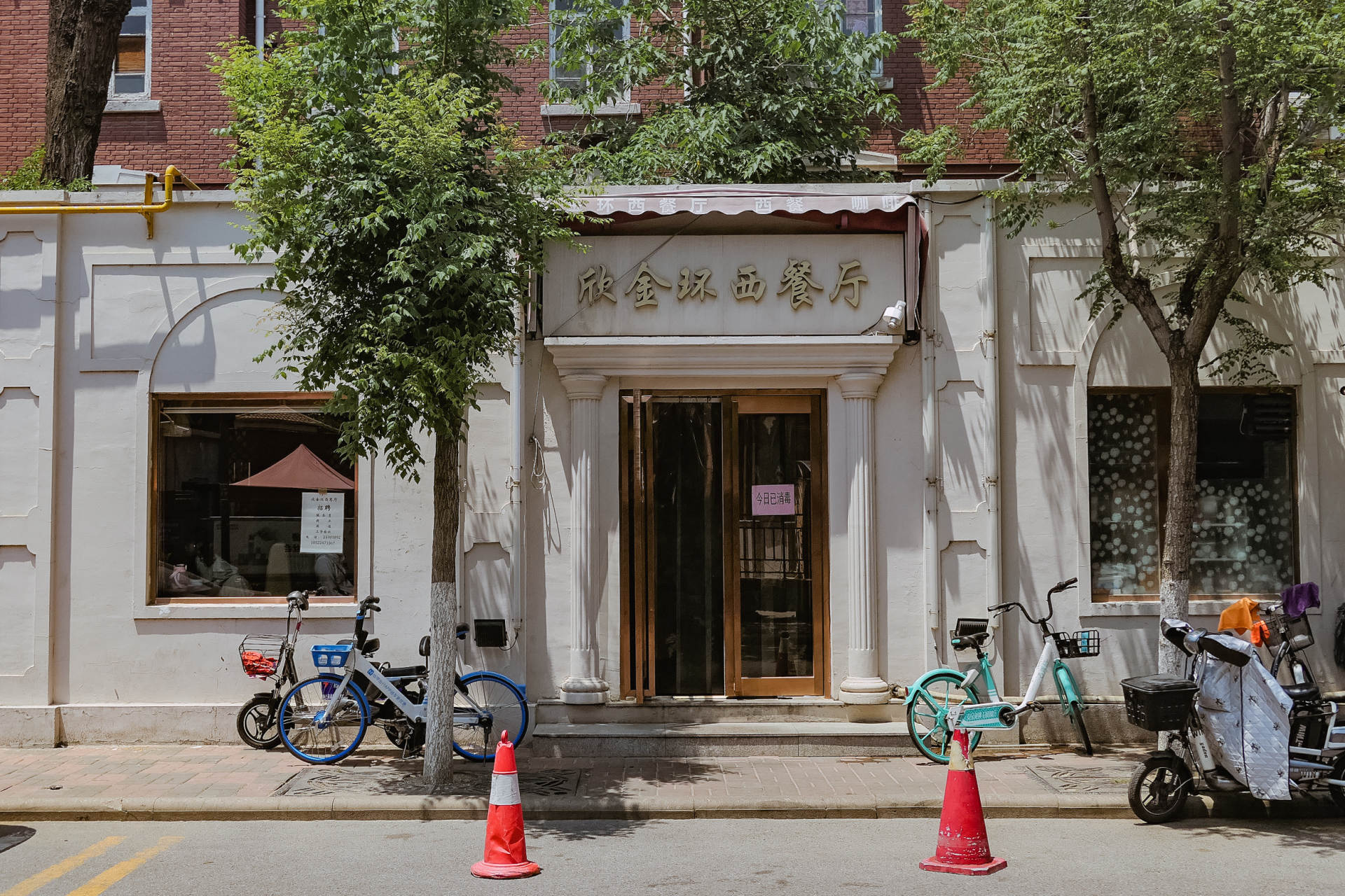 在天津，百十年来西餐一直和煎饼果子si“盟兄弟”？