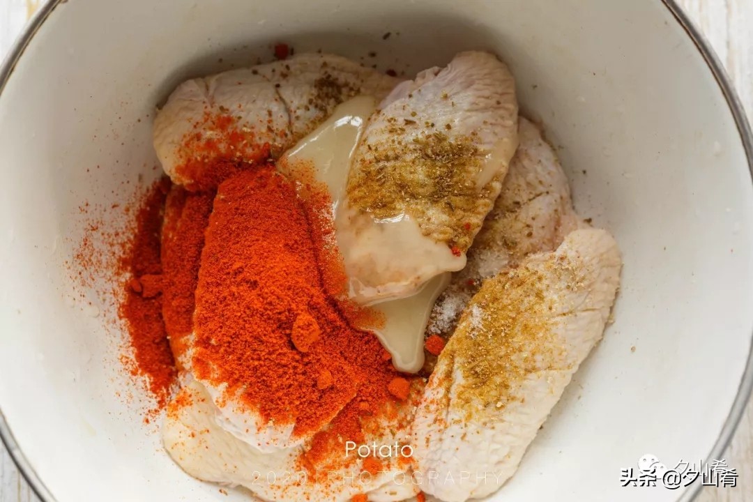 腌制一下丢锡纸盒里，坐等吃鸡~翅膀