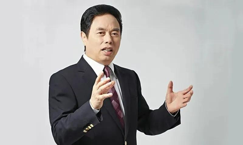 8台缝纫机起家，现年赚135亿：他用45年把波司登做到了全球第一