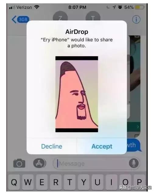 加拿大地铁上有变态强迫妹子看“*体下**”！你手机这个功能关了吗？