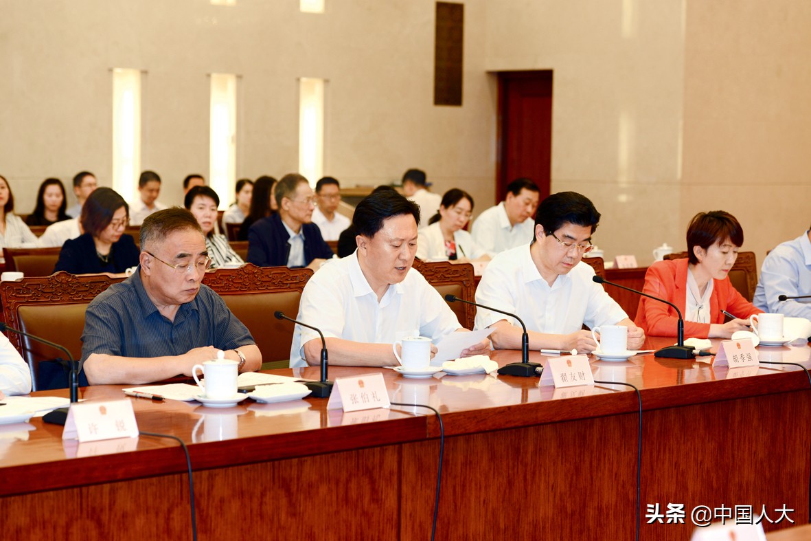 人大代表学习法律法规,人大代表讲政治讲担当率先垂范