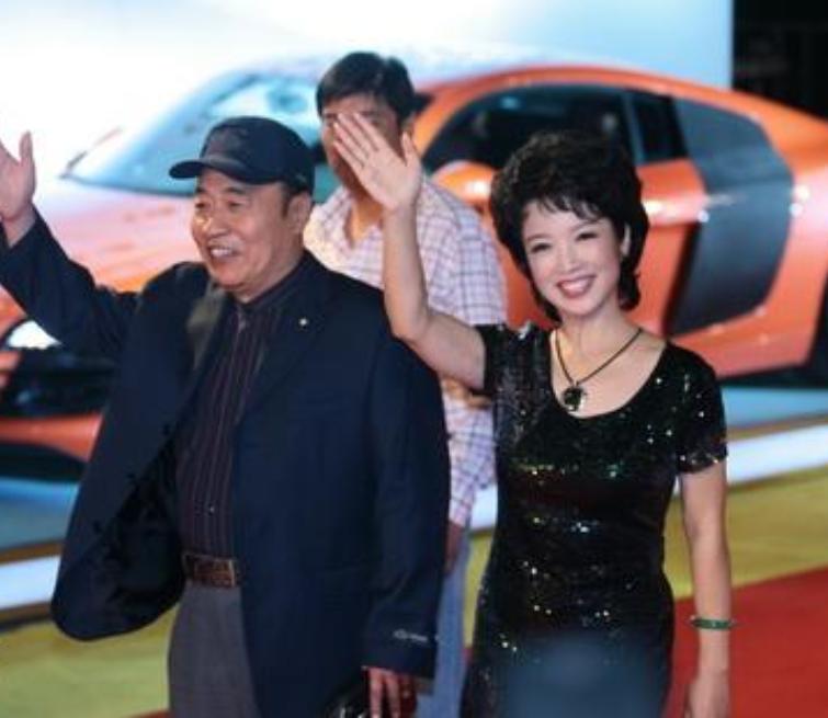 从央视主持人，到23年只饰演周总理夫人，黄薇因4次意外改变命运