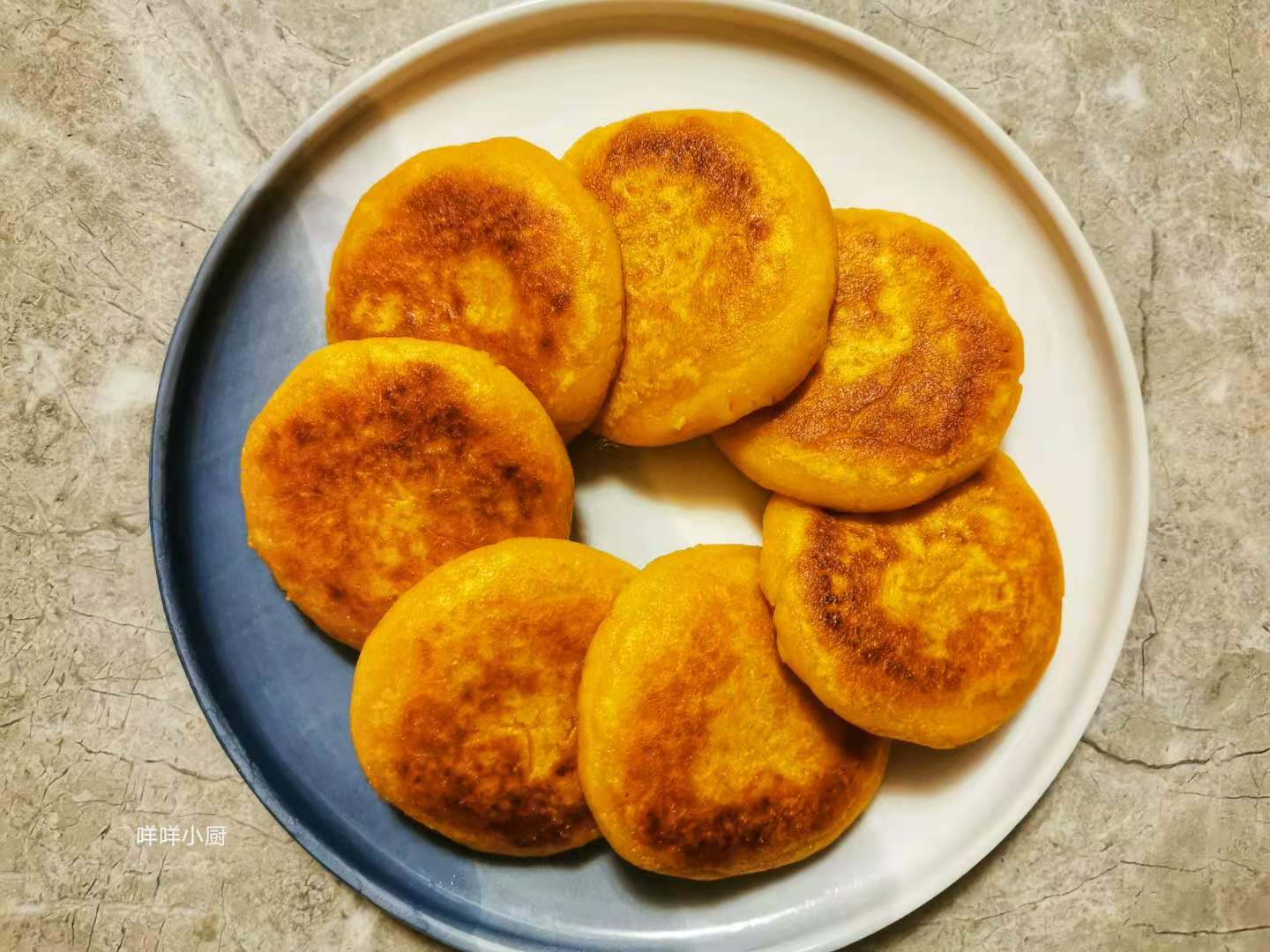 天然甜的红薯低脂低热，和糯米粉真是绝配，软糯香甜的红薯糯米饼