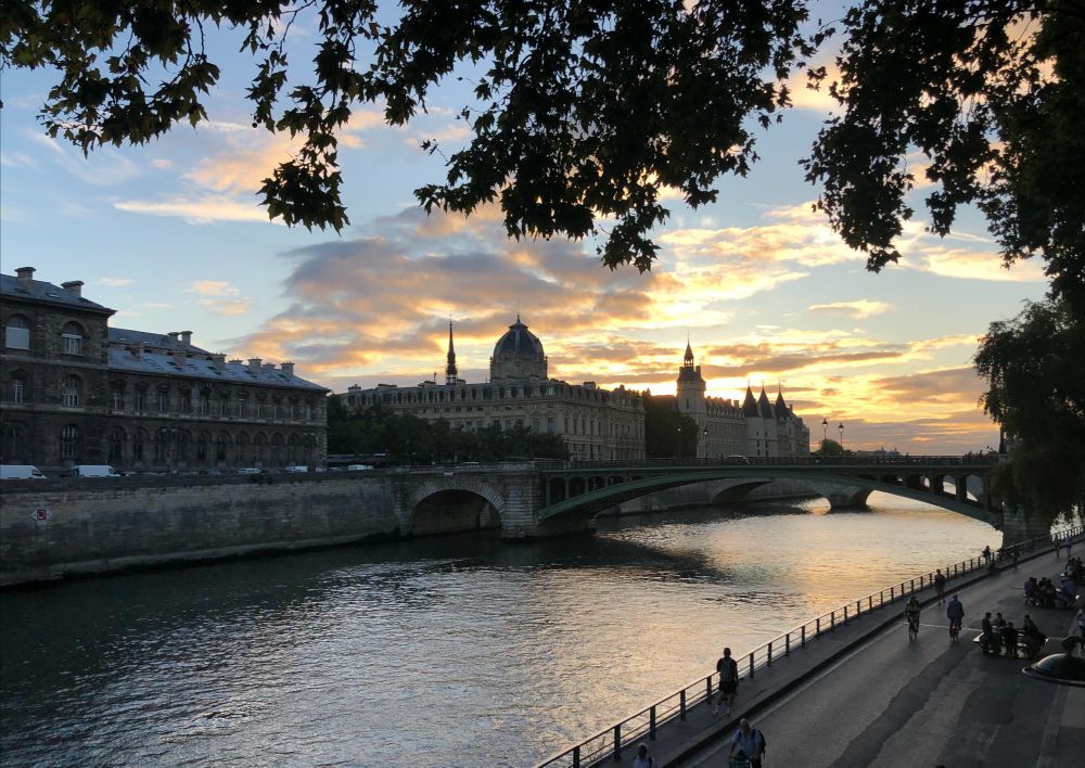 云巴黎旅游 (云旅游这一站出发童话小城布尔津)