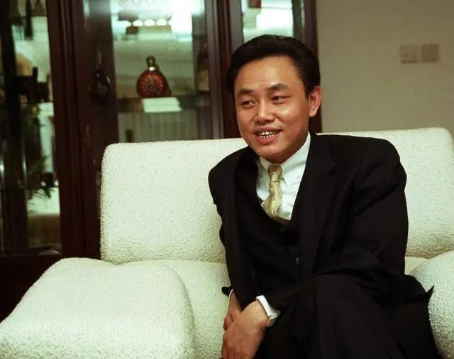 从住地下室的小贩到中国首富，黄光裕的财富之路，怎样炼成？