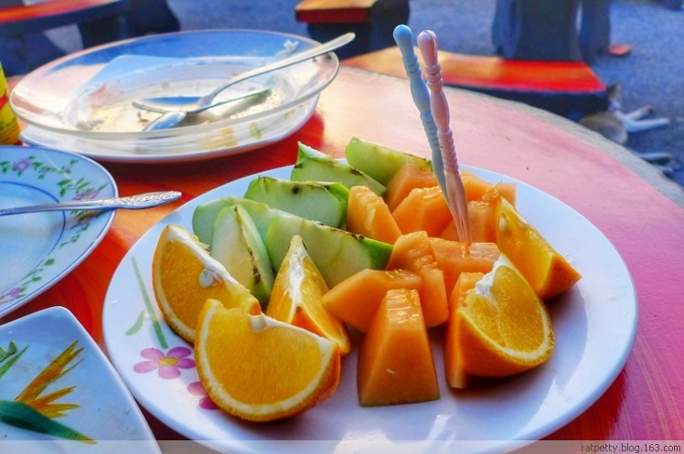 和尚纹头抽烟，男厕挂仨*旗国**女厕却无，游客表示：这个国家好奇怪