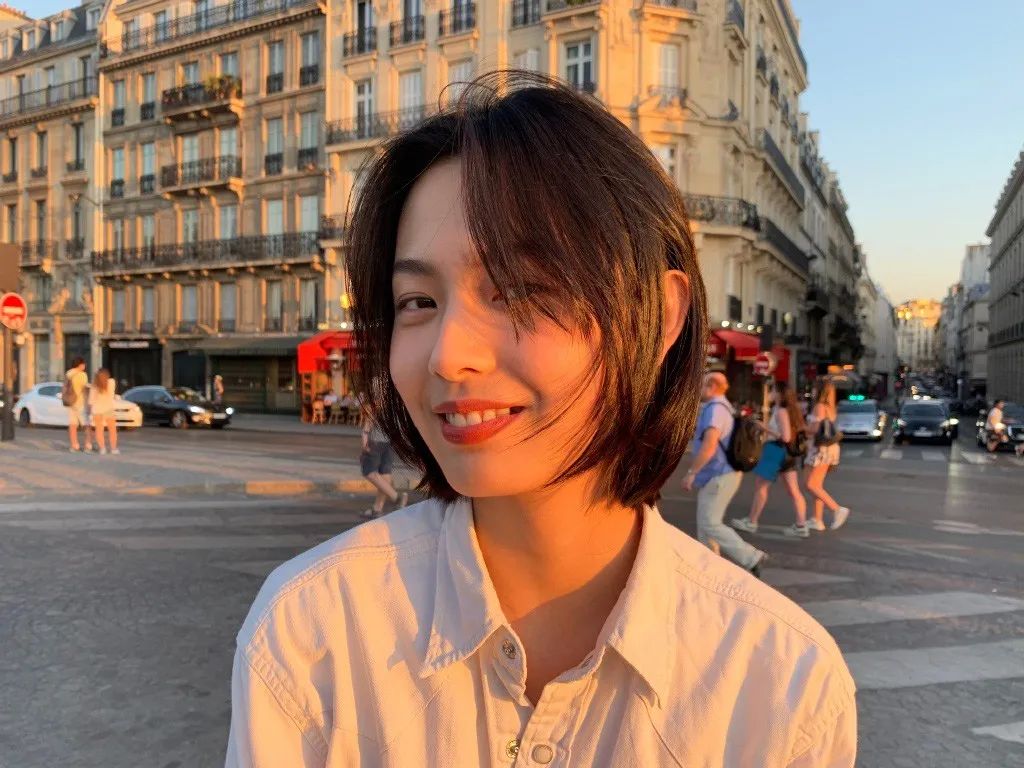 2021网红爆款发型短发戴狗啃刘海,头发2020流行发型显脸小