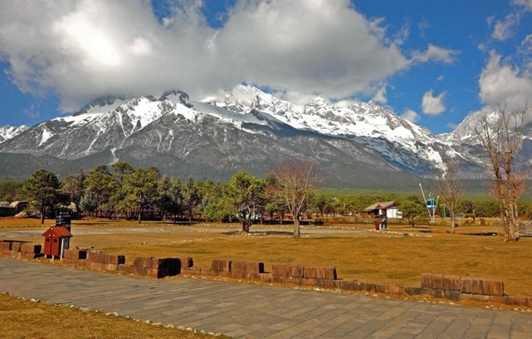 玉龙雪山日照金山的美,玉龙雪山日照金山美照