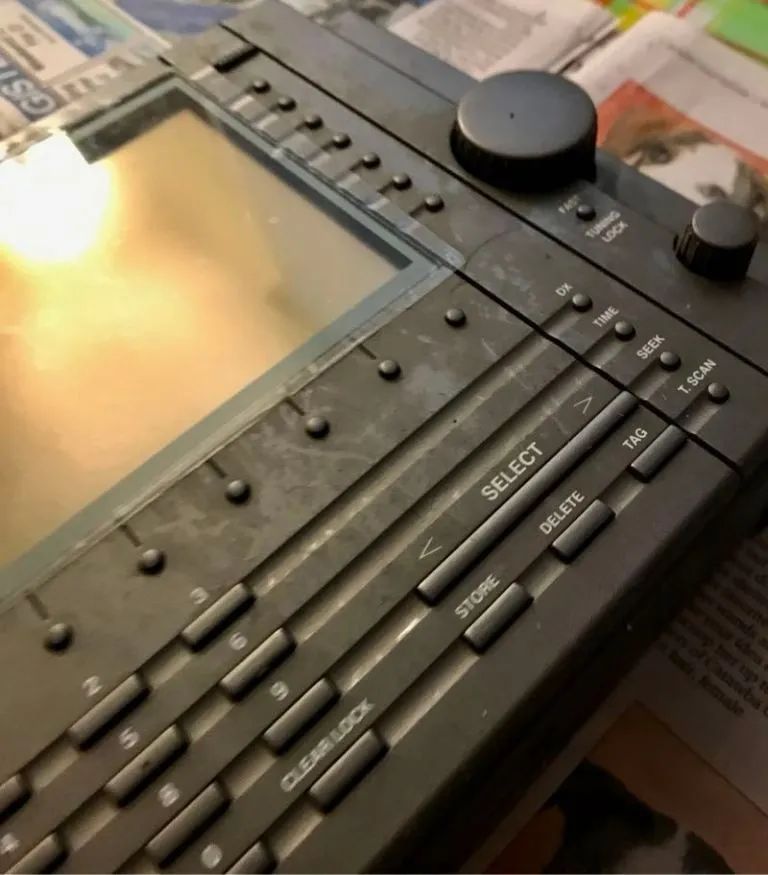 「火腿维修室」拯救一台老式EtonE1收音机,解决橡胶涂层粘手问题