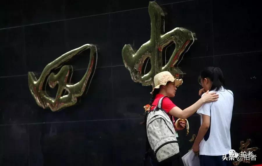 令人泪目的99张照片高考,高考家长等待图片
