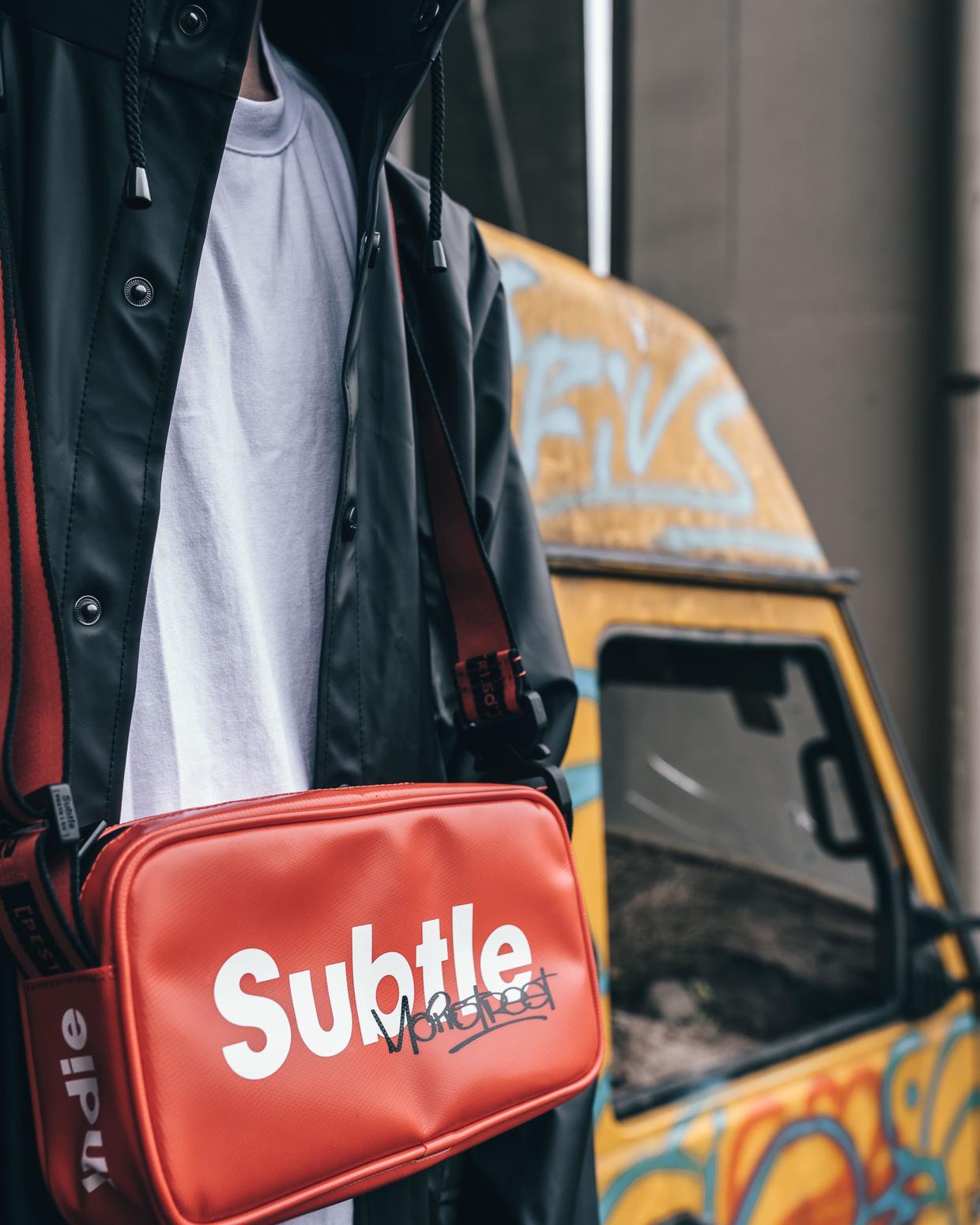 李斯丹妮同款subtle斜挎包,香港潮牌中性穿搭