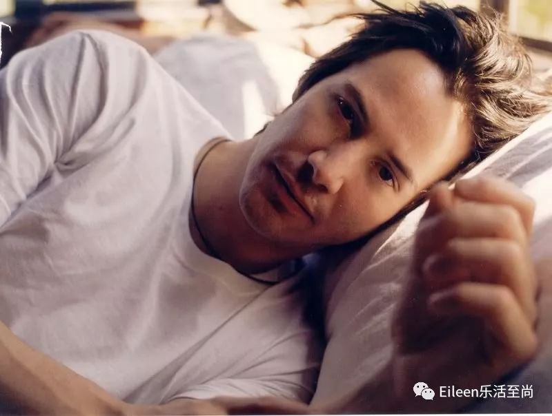 丧女失爱，辟谣无用，绝世美强惨基努·里维斯，放飞多年再遇真爱