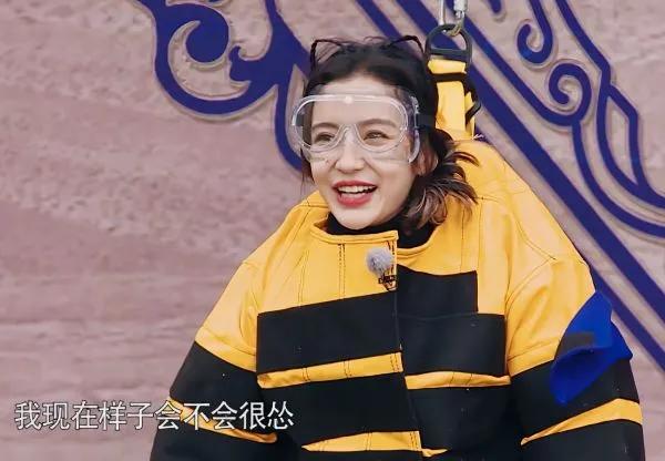 baby被球撞开几米远,baby鼻子被捏变形